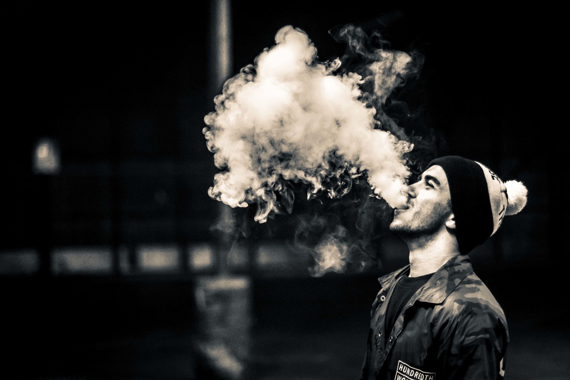 Мужчина в дыму