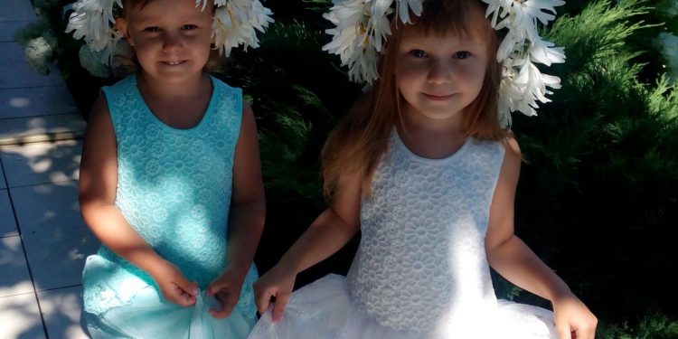 «Дай я тебе на ушко скажу… Ты наша мама?»