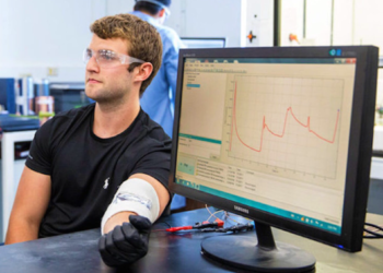 Ученые создают материал для одежды, позволяющий генерировать электричество от повседневных движений человека