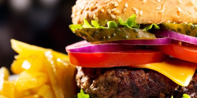 Минздрав РФ намерен ограничить рекламу фастфуда, трансжиров и колбасы