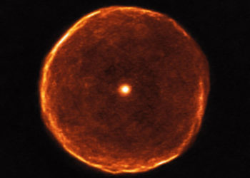 Астрофизики получили изображение «одежды», сброшенной необычной  звездой тысячелетия назад