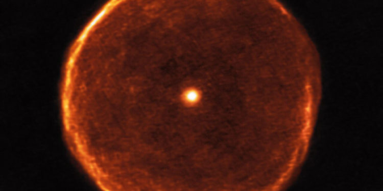 Астрофизики получили изображение «одежды», сброшенной необычной звездой тысячелетия назад