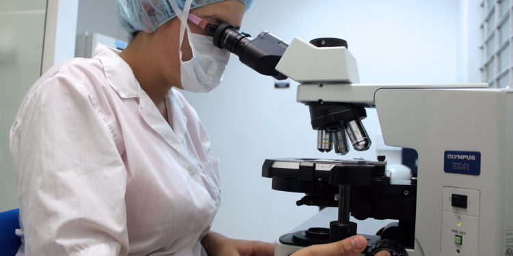 Ученые научились диагностировать раннюю стадию рака с помощью обычного микроскопа с точность 90%