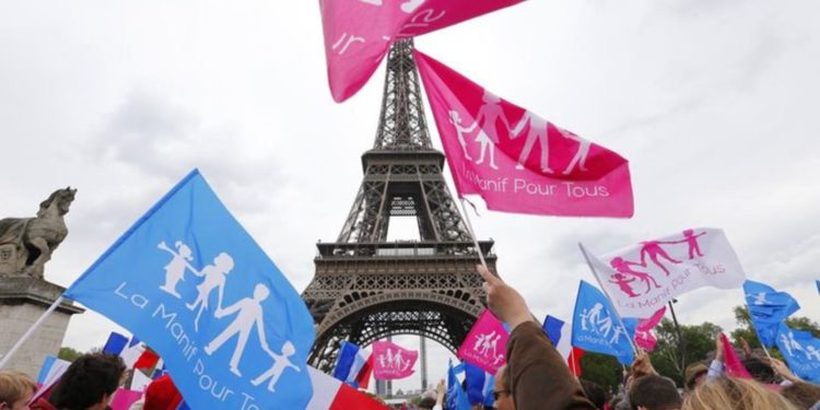 Десятки тысяч французов вышли протестовать против однополых «браков» в Париже