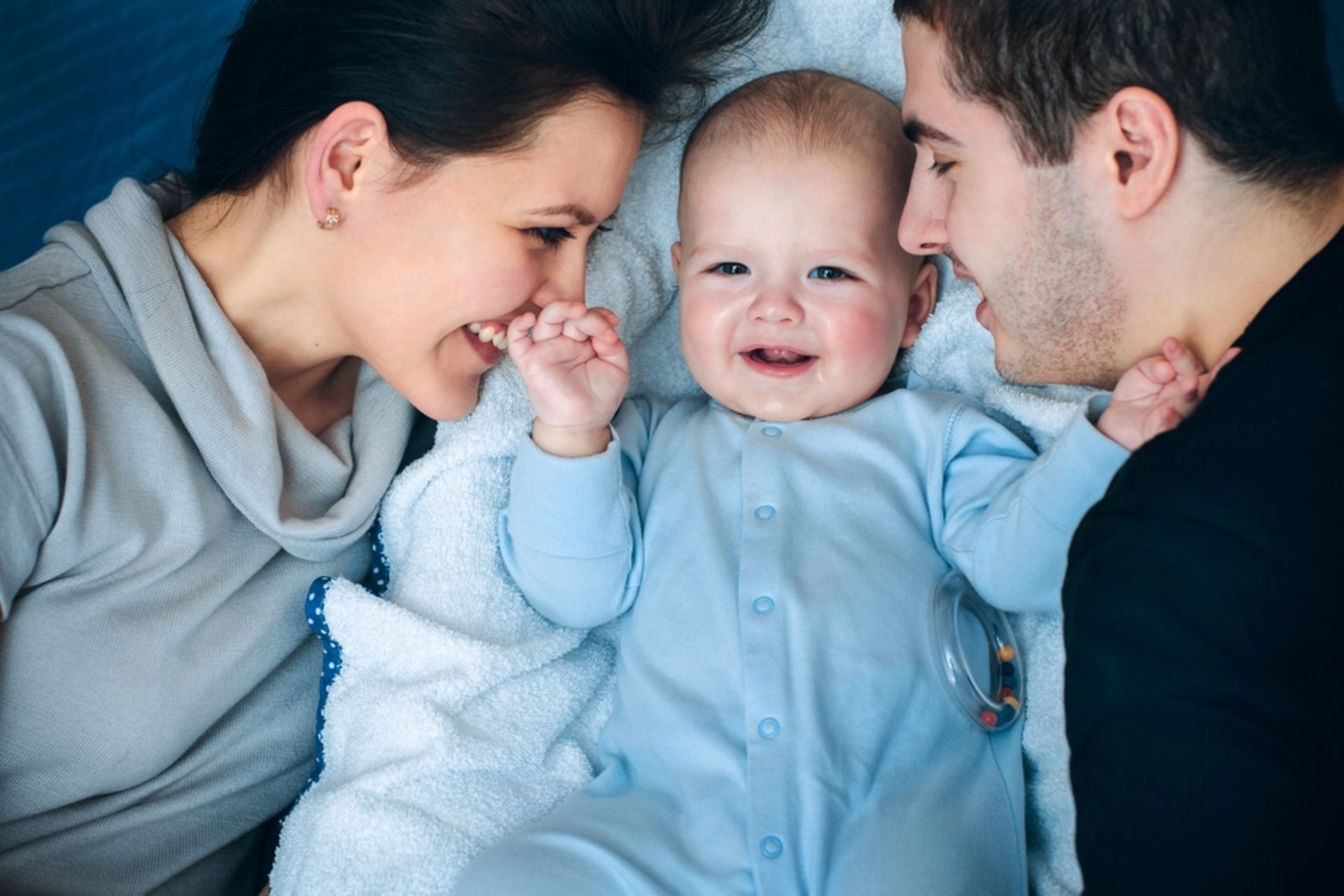 Семейное фото рук с новорожденным