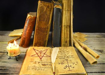 Потомственный колдун предлагает: Госдума решила оставить в СМИ рекламу экстрасенсов