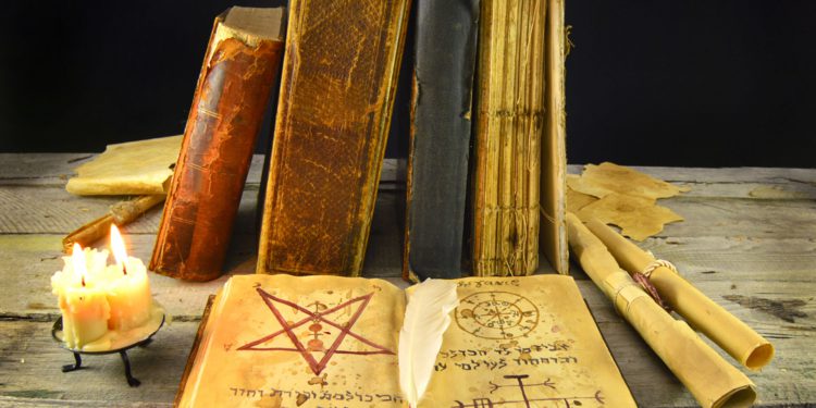 Потомственный колдун предлагает: Госдума решила оставить в СМИ рекламу экстрасенсов