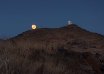 Суперлуна «лежит» на вершинах чилийских гор