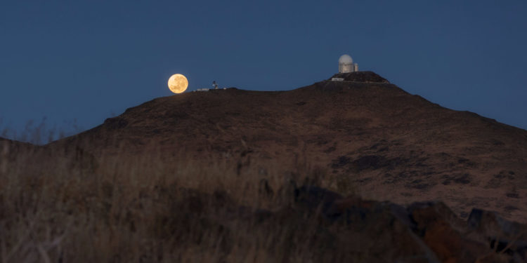 Суперлуна «лежит» на вершинах чилийских гор