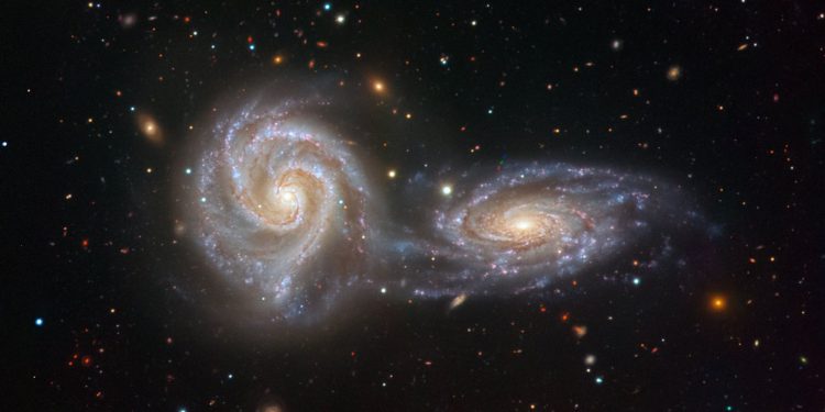 Две спиральные галактики NGC 5426 и NGC 5427 образуют интересный астрономический объект Arp 271