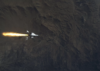 Частный космический корабль компании Virgin Galactic выпустил «огненный хвост»
