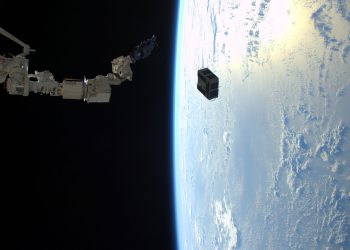 НАСА опубликовало фото развертывания в космосе двух спутников с помощью роботизированной руки