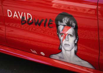 Почему современная культура «канонизировала» Дэвида Боуи?