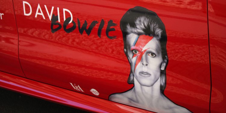 Почему современная культура «канонизировала» Дэвида Боуи?