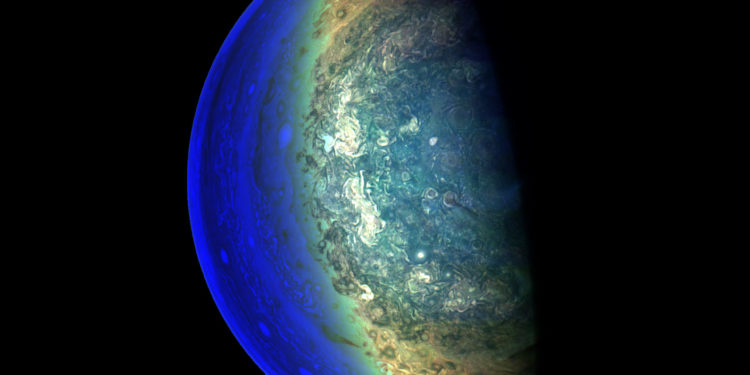 Южный полюс Сатурна в объективе космического корабля «Юнона»