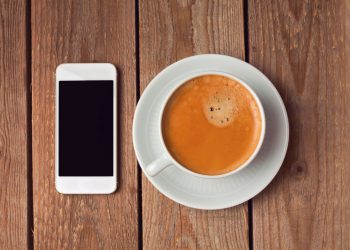 «Не кладите смартфон на стол»