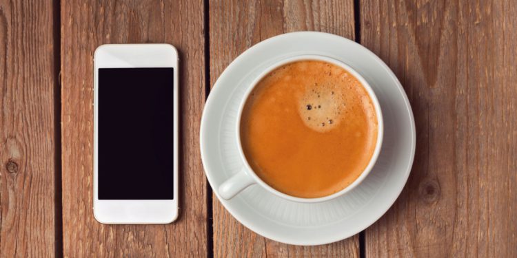 «Не кладите смартфон на стол»