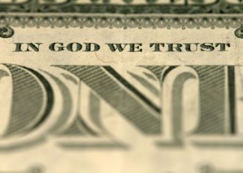 Атеист попросил суд убрать упоминание Бога с американской валюты