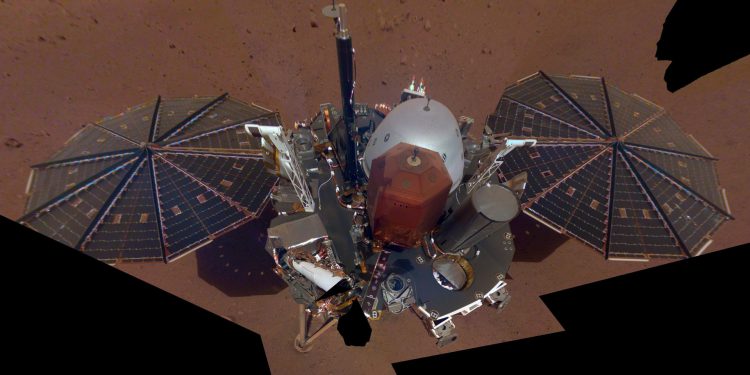Марсианская станция InSight НАСА сделала свое первое селфи