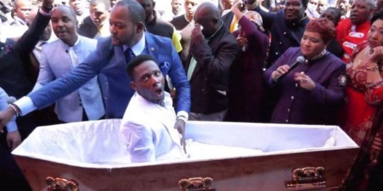 Лжепророк в ЮАР «воскресил» мертвого человека