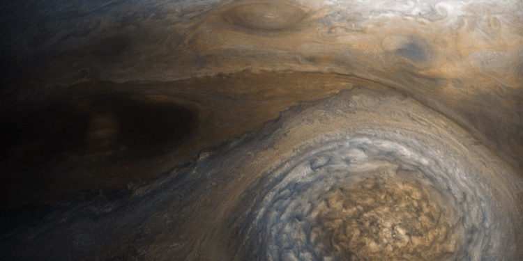 НАСА опубликовало новый снимок гигантского антициклона на Юпитере