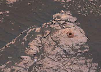 НАСА опубликовало снимок пробуренного марсоходом Curiosity отверстия в почве Марса