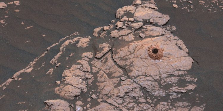 НАСА опубликовало снимок пробуренного марсоходом Curiosity отверстия в почве Марса