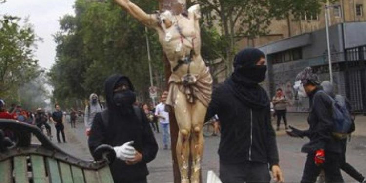 Протестанты в Чили сожгли и разграбили историческую католическую церковь