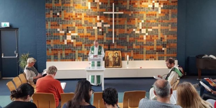 Протестантская церковь больше месяца беспрерывно ведет службу для спасения армянской семьи