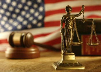 Суд наложил национальный запрет на трансгендерную политику Обамы