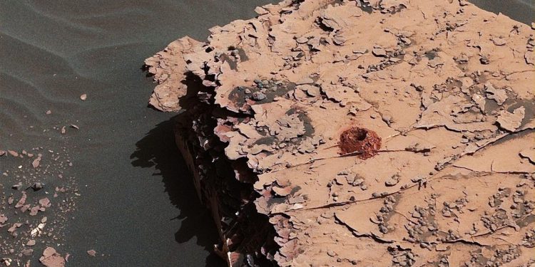Марсоход Curiosity просверлил новую дырку в Марсе