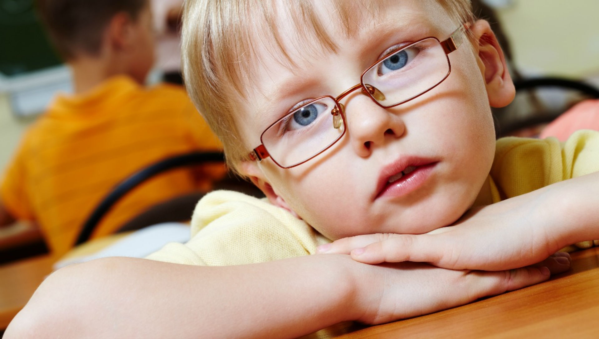 10 лет зрение 2. Дети с нарушением зрения. Дети в очках. Амблиопия у детей. Нарущения зренря умдетей.