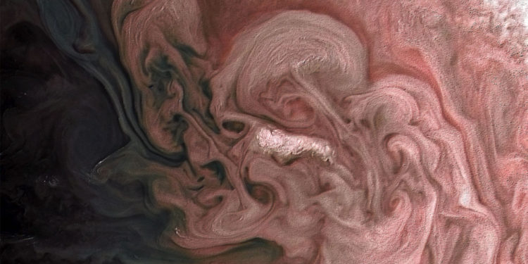 Розовая буря на Юпитере в объективе Juno