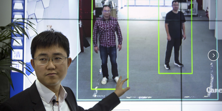 Китайцы научили искусственный интеллект точно распознавать человека по походке