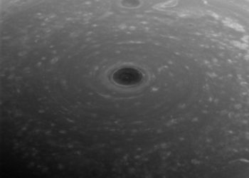 «Кассини» сделал новые снимки турбулентных облаков на северном полюсе Сатурна