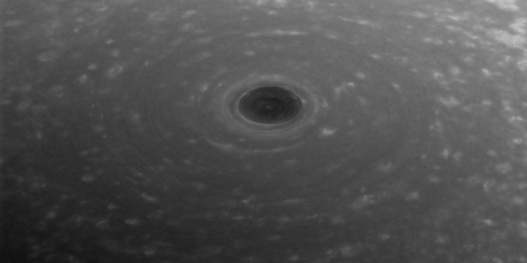 «Кассини» сделал новые снимки турбулентных облаков на северном полюсе Сатурна