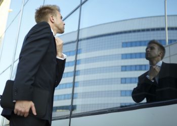 Эффект помады: Как восприятие своей внешности влияет на поведение человека