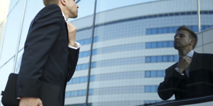 Эффект помады: Как восприятие своей внешности влияет на поведение человека