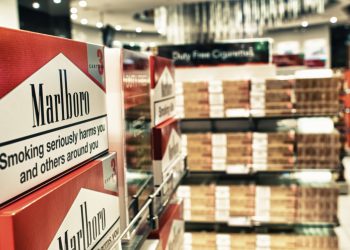 Депутаты предлагают запретить в РФ продажу сигарет молодежи