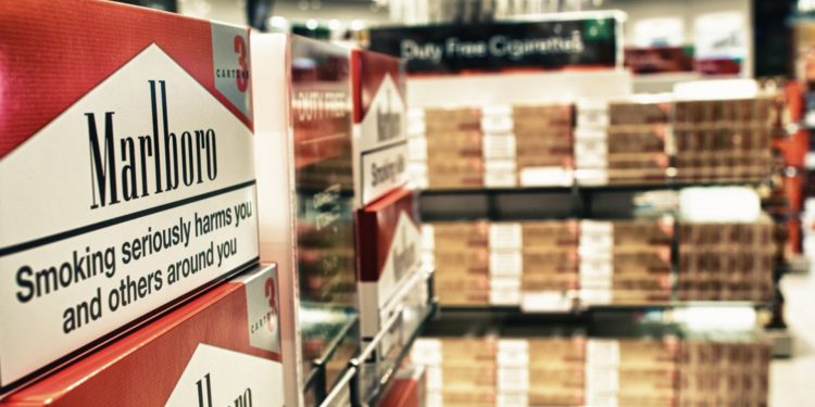 Депутаты предлагают запретить в РФ продажу сигарет молодежи
