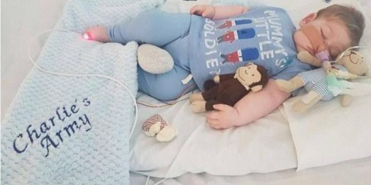 Родители смертельно больного младенца Чарли могут согласиться на его эвтаназию — СМИ