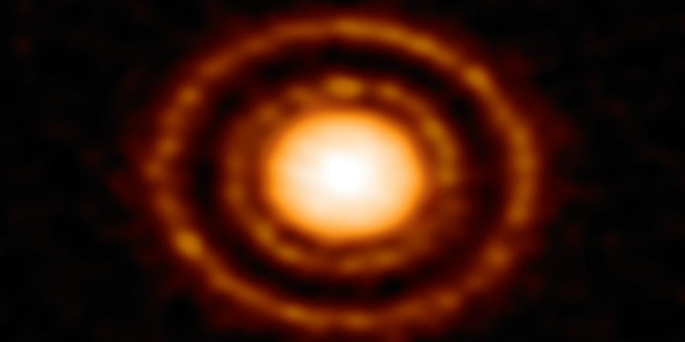 Ученые смогли увидеть процесс формирования планет у далекой звезды
