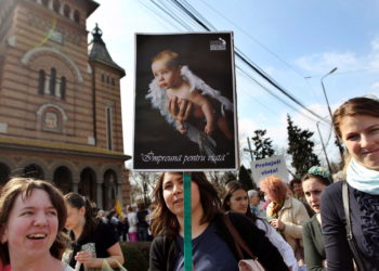 Более 100000 противников абортов прошли маршем в Румынии и Молдове