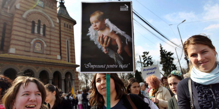 Более 100000 противников абортов прошли маршем в Румынии и Молдове
