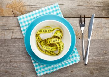 Увлечение диетами в юном возрасте чревато серьезными проблемами для женщин