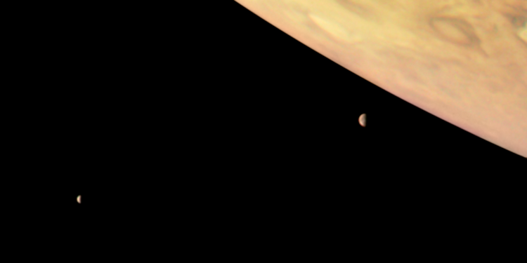 Новые изображения Юпитера и двух его спутников опубликовало НАСА