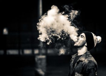 Главный хирург США: электронные сигареты наносят вред здоровью молодёжи