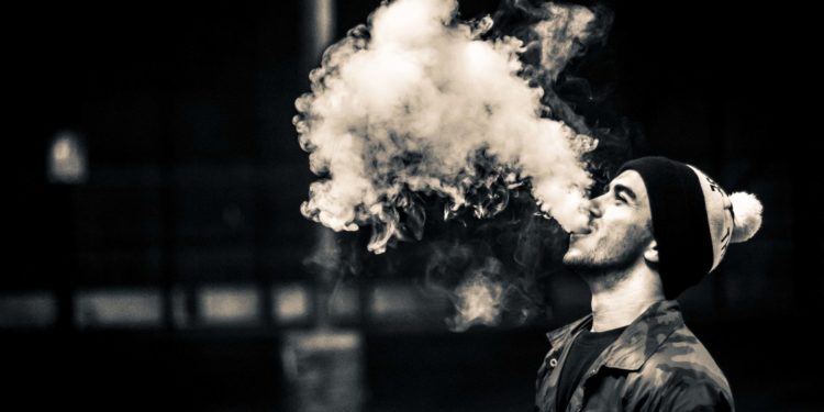 Главный хирург США: электронные сигареты наносят вред здоровью молодёжи