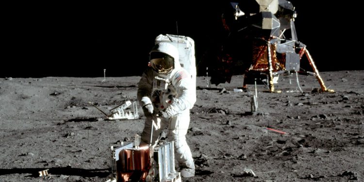 НАСА оцифровало уникальные аудиозаписи переговоров с экипажем «Аполлона 11»