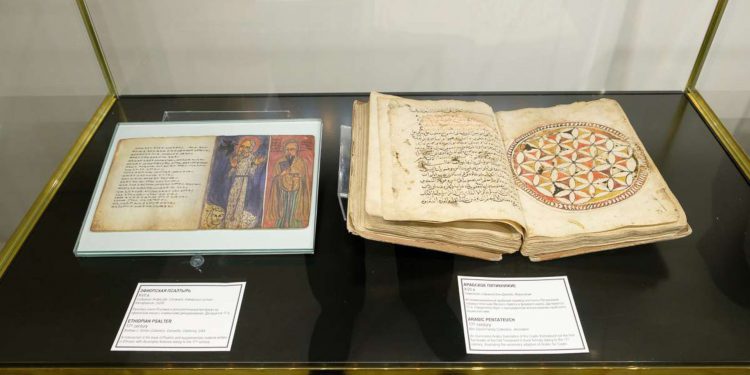 Впервые в России выставлены уникальные рукописные и первопечатные тексты Библии